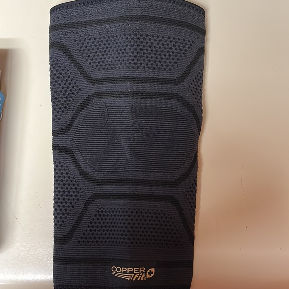 New Copper Fit compression knee sleeve L/XL. Black.